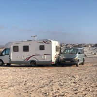 caravana-en-un-camping-cerca-de-la-playa-de-castillejo-en-fuerteventura-canarias_t20_N0L2Xn